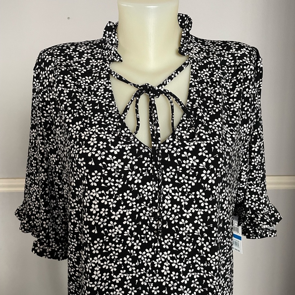 CeCe Women’s Blouse. Black/White flowers. XL. New With Tags.